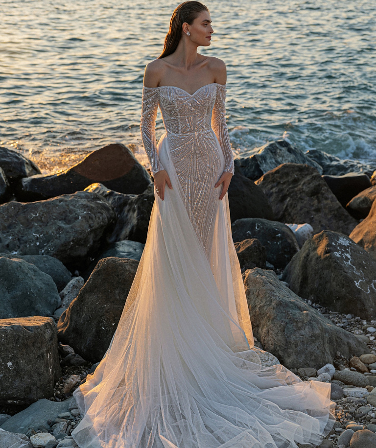 Свадебное платье русалка с рукавами и открытыми плечами