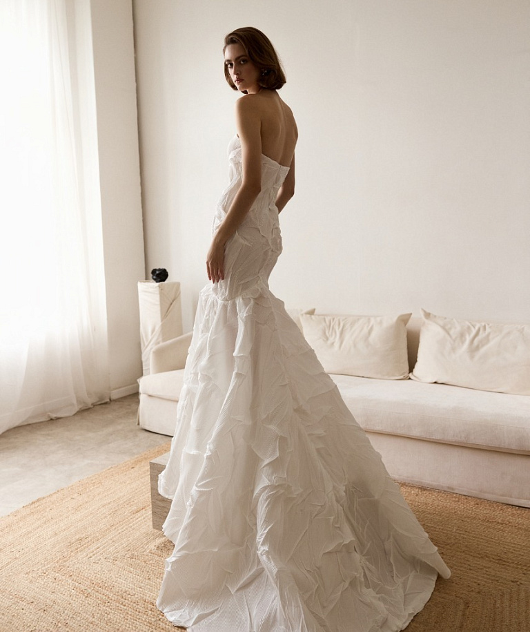 Свадебное платье-рыбка из дизайнерской жатой ткани