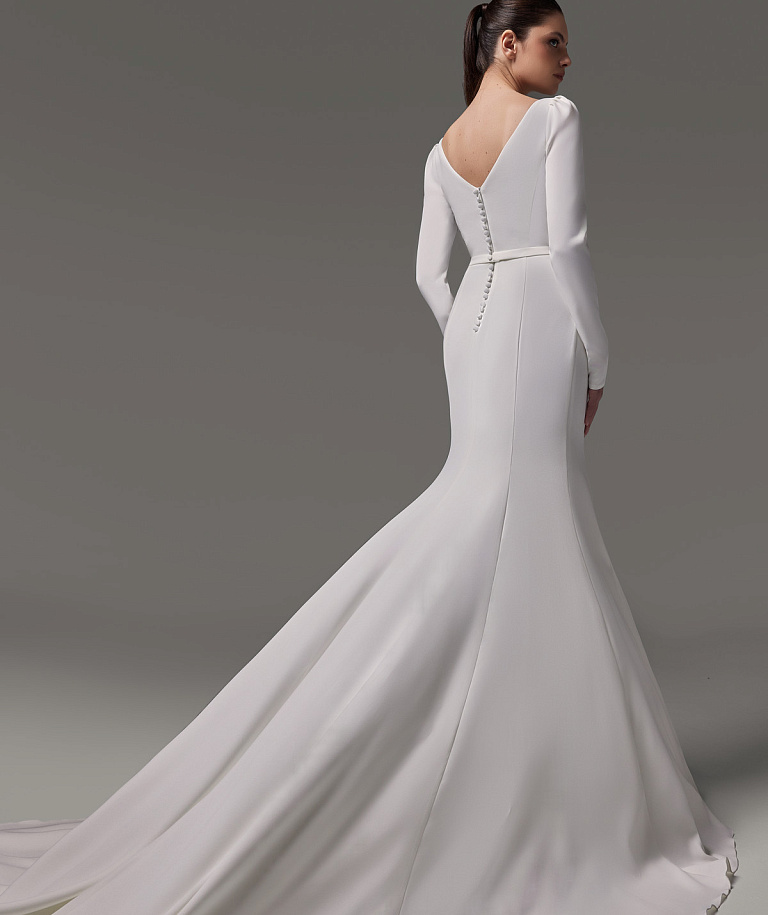 Лаконичное сваебное платье из крепа