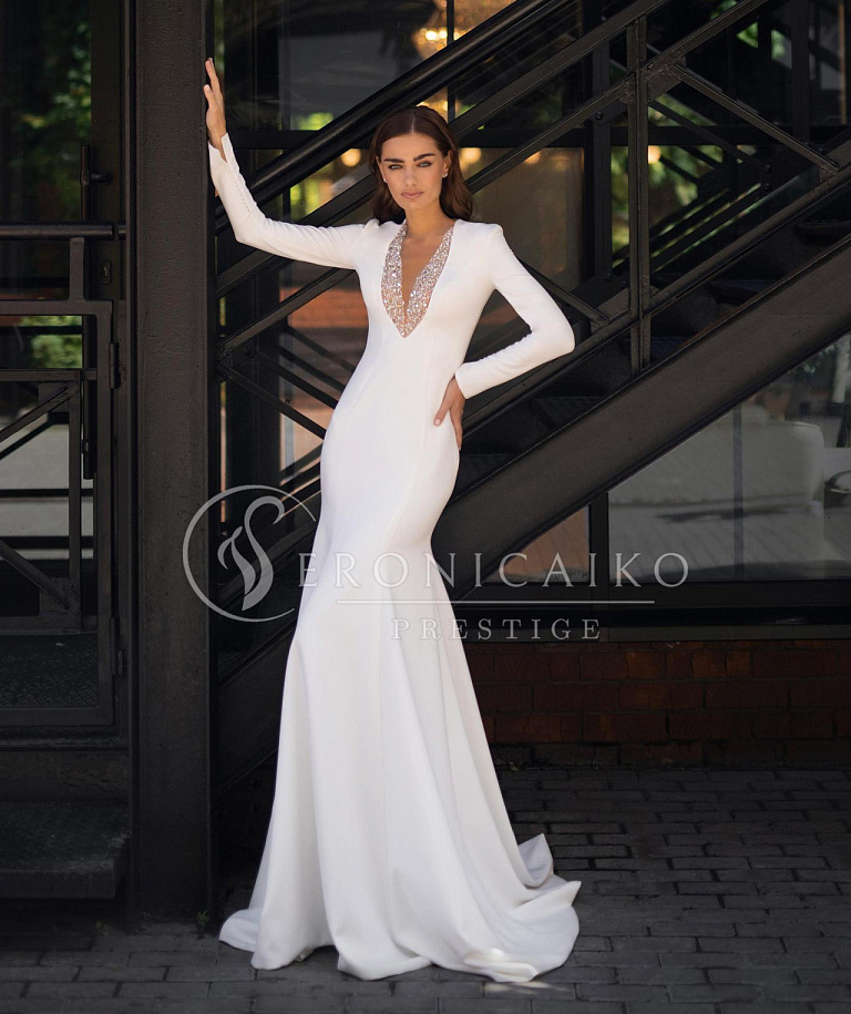 Красивое свадебное платье из атласа с декором по декольте