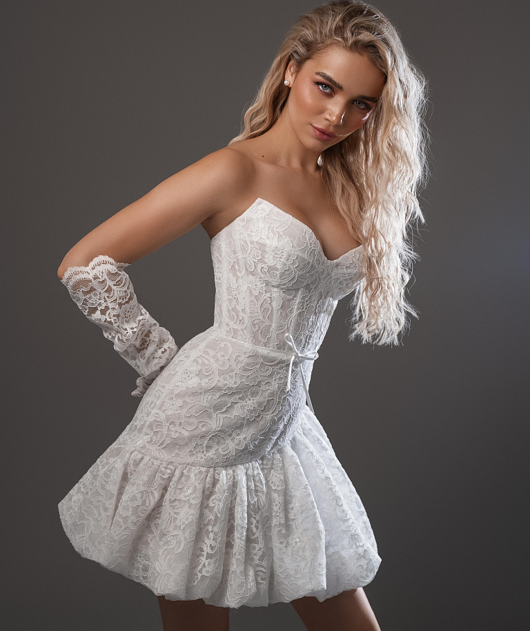 Короткое кружевное свадебное платье с перчатками и объемной юбкой