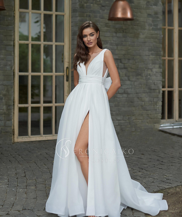 Легкое свадебное платье из шифона с v-вырезом