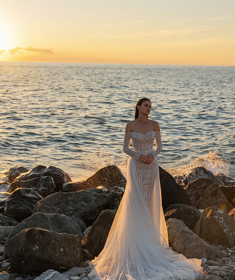 Свадебное платье русалка с рукавами и открытыми плечами