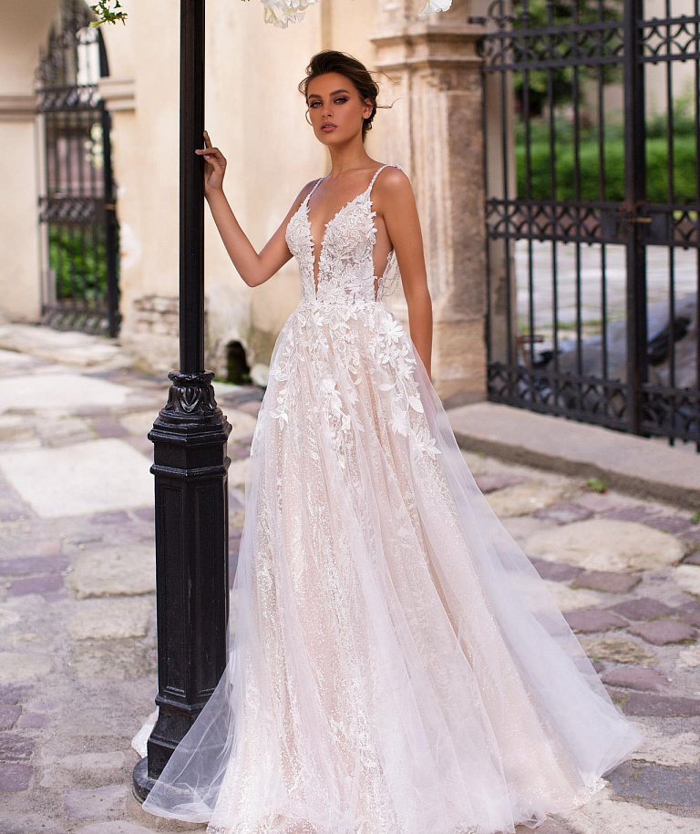 Роскошное блестящее платье на тонких бретелях