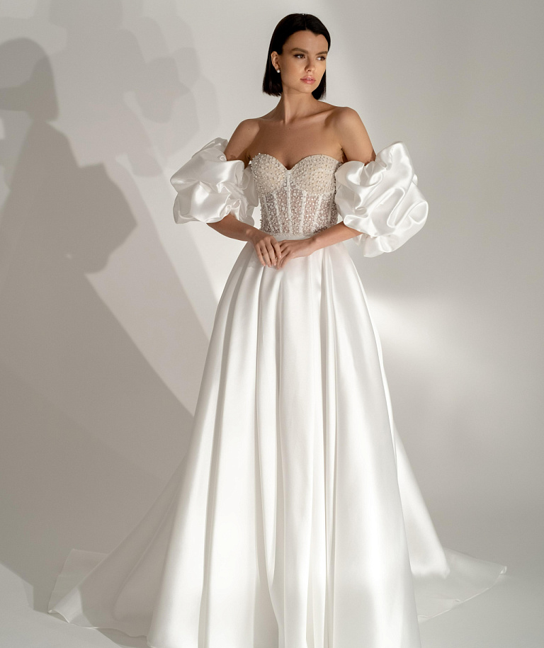 Атласное свадебное платье с жемчужным корсетом