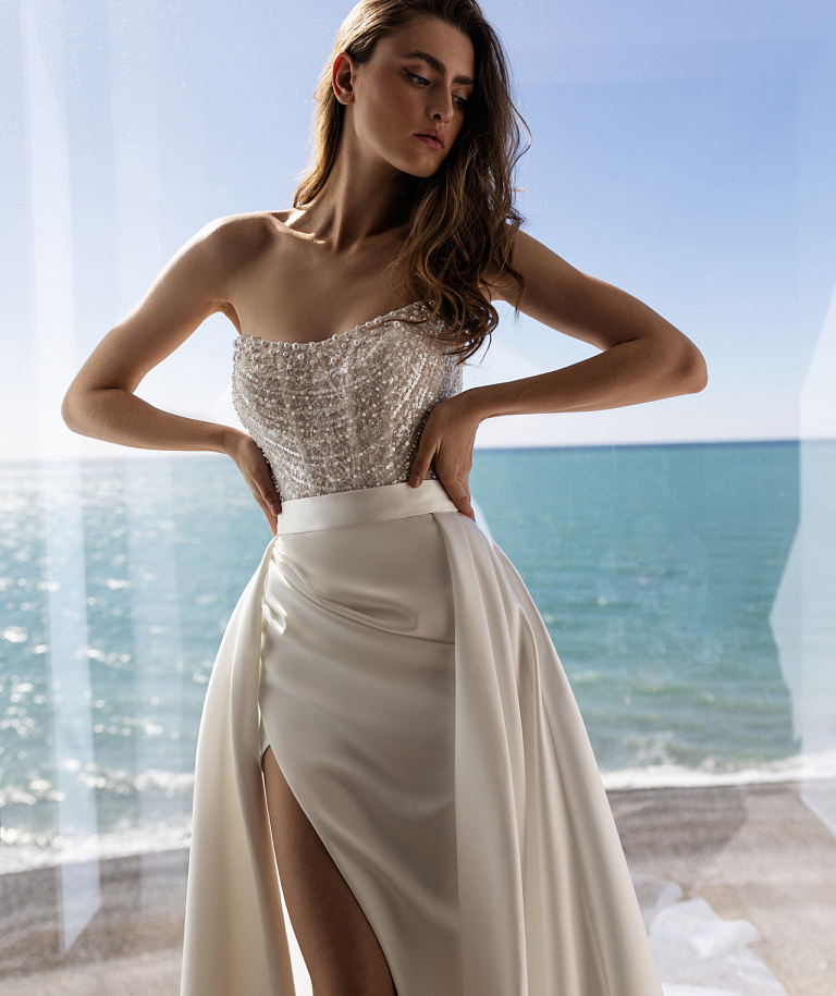 Стильное свадебное платье со съемной атласной юбкой