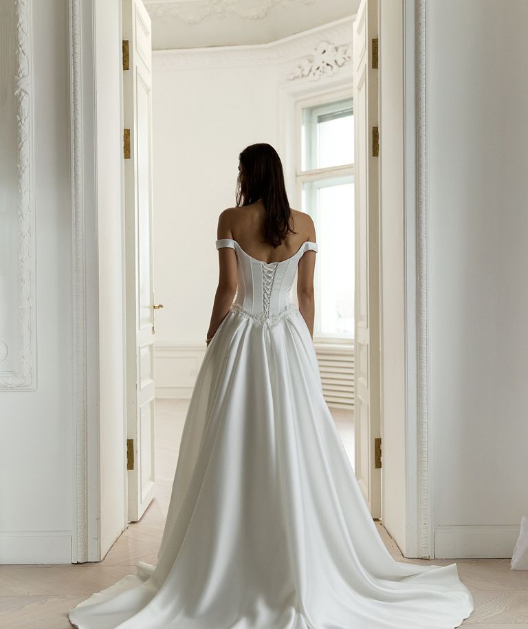 Атласное свадебное платье рыбка со съемным шлейфом