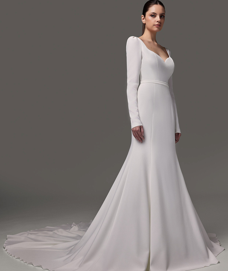 Лаконичное сваебное платье из крепа