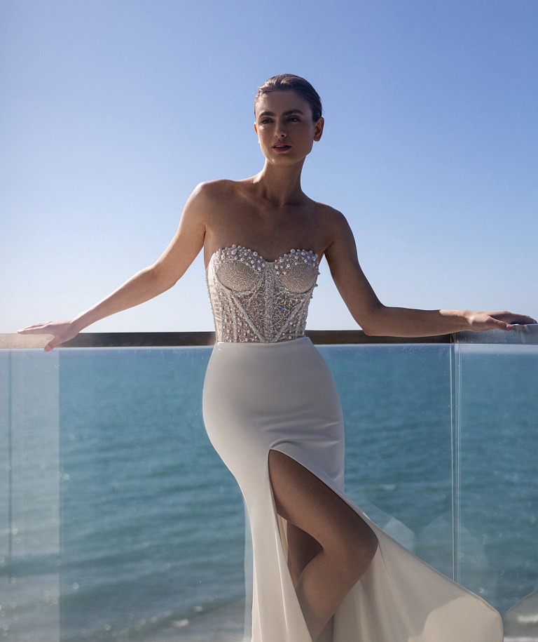 Свадебное платье с атласной юбкой и жемчужным корсетом