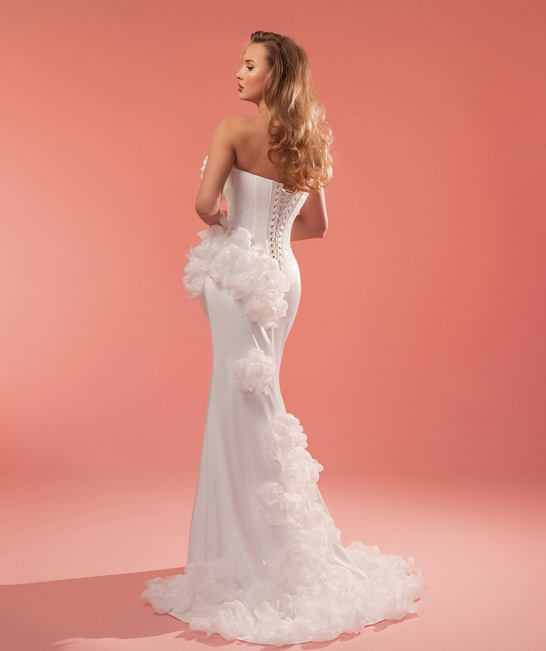 Свадебное платье расшитое объемными цветами