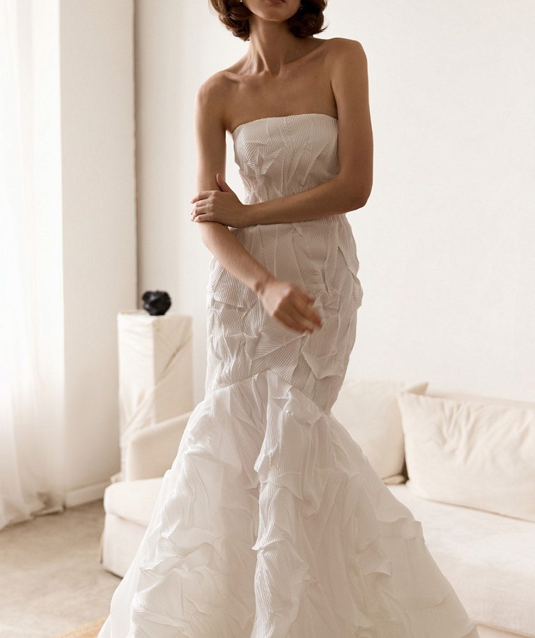 Свадебное платье-рыбка из дизайнерской жатой ткани