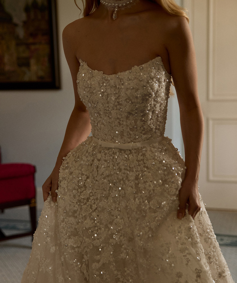 Пышное кружевное свадебное платье с жемчугом 