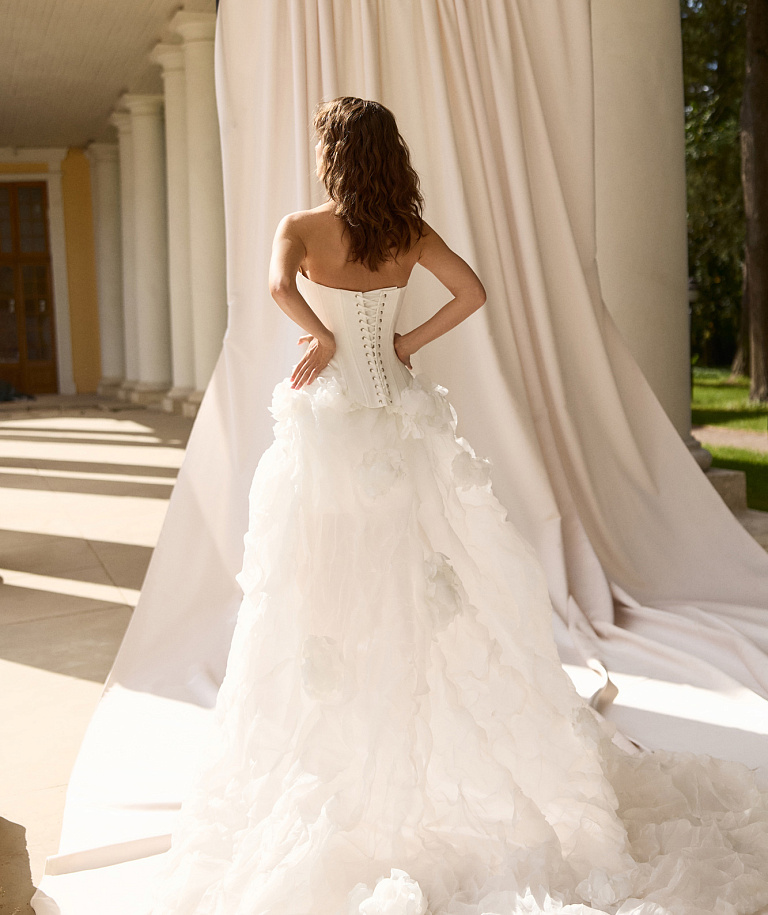 Атласный корсет с эффектной юбкой