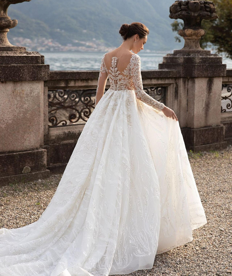 Свадебное платье с кружевными рукавами, расшитое жемчугом и стеклярусом