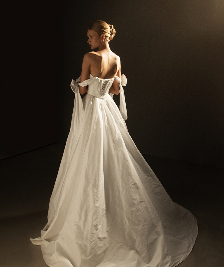 Стильное свадебное платье из тафты с декором в виде бантов