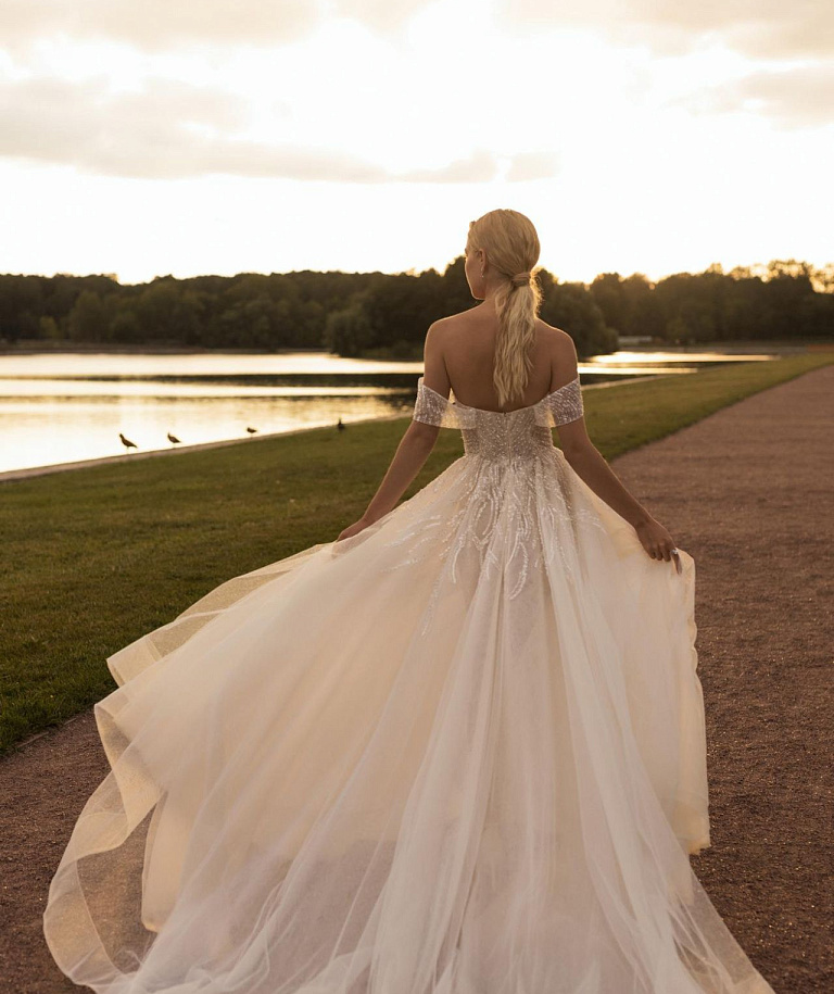 Изысканное свадебное платье с расшитым кружевом