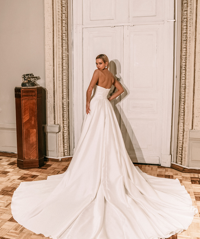 Роскошное свадебное платье из атласа