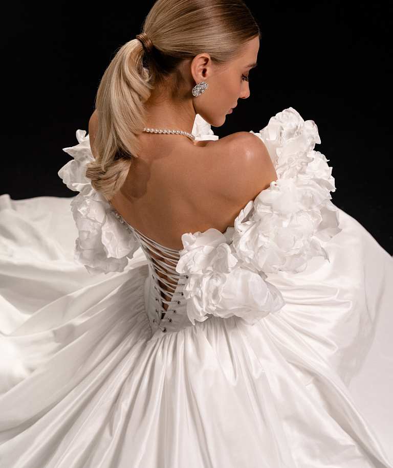 Роскошное свадебное платье силуэта принцесса