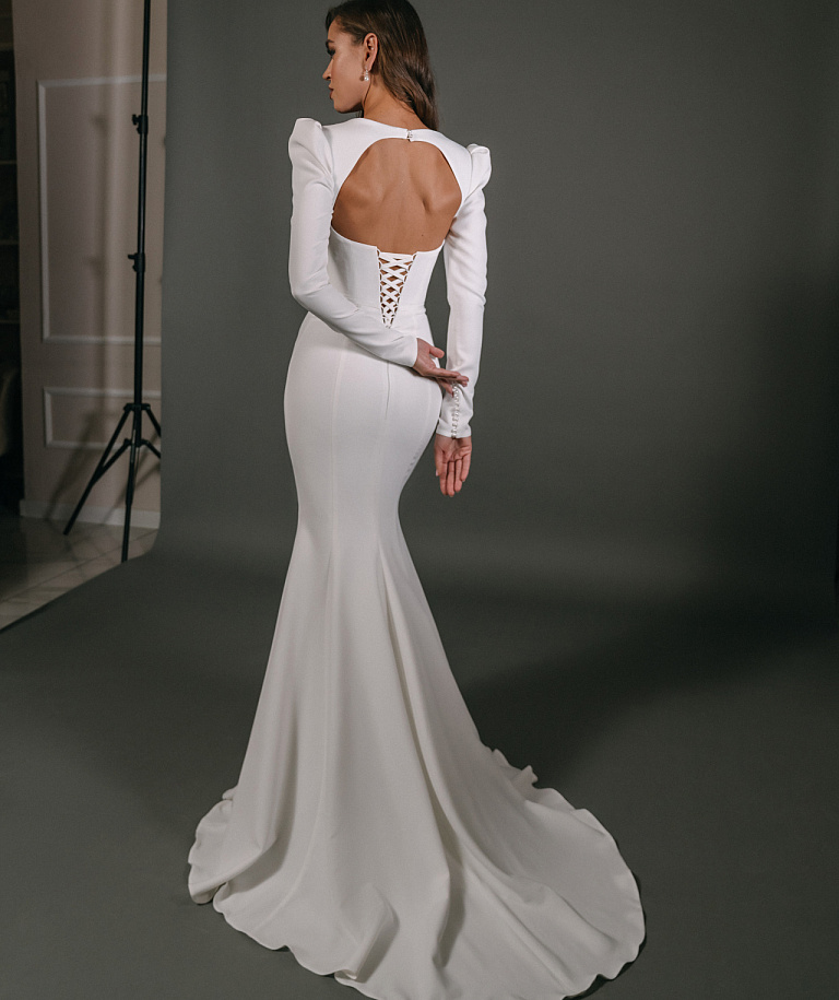 Стильное облагающее свадебное платье с рукавами