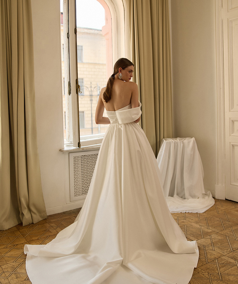 Пышное свадебное платье с ассиметричным верхом