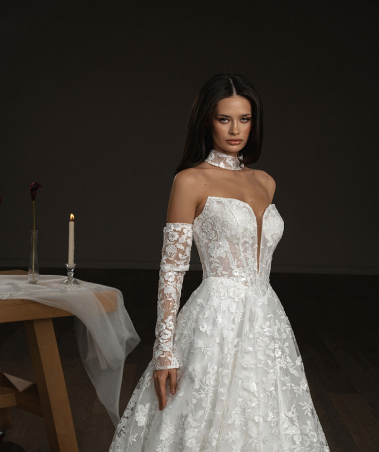 Эффектное свадебное платье из блестящего кружева, украшенного прозрачной пайеткой