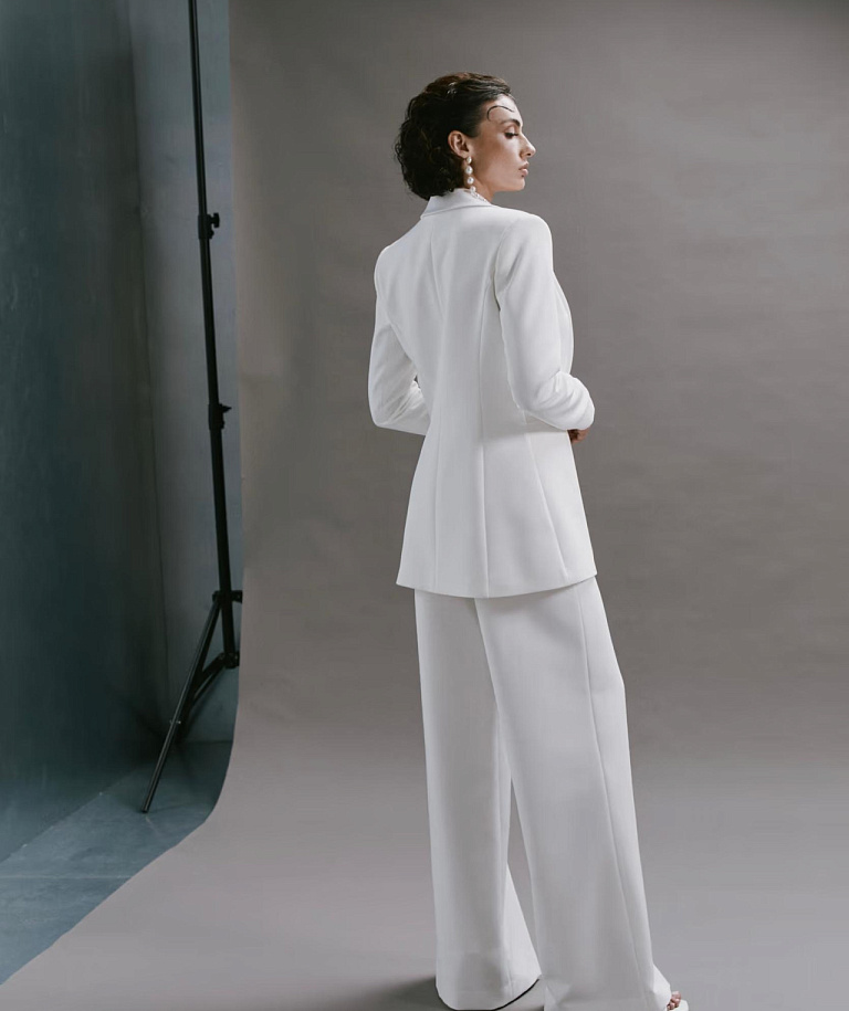 Стильный брючный свадебный костюм