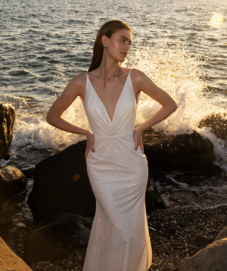 Сверкащее платье на тонких бретелях