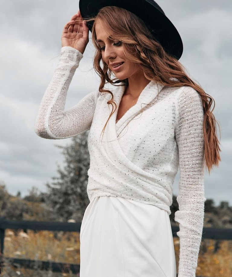 Белый свитер с пайетками