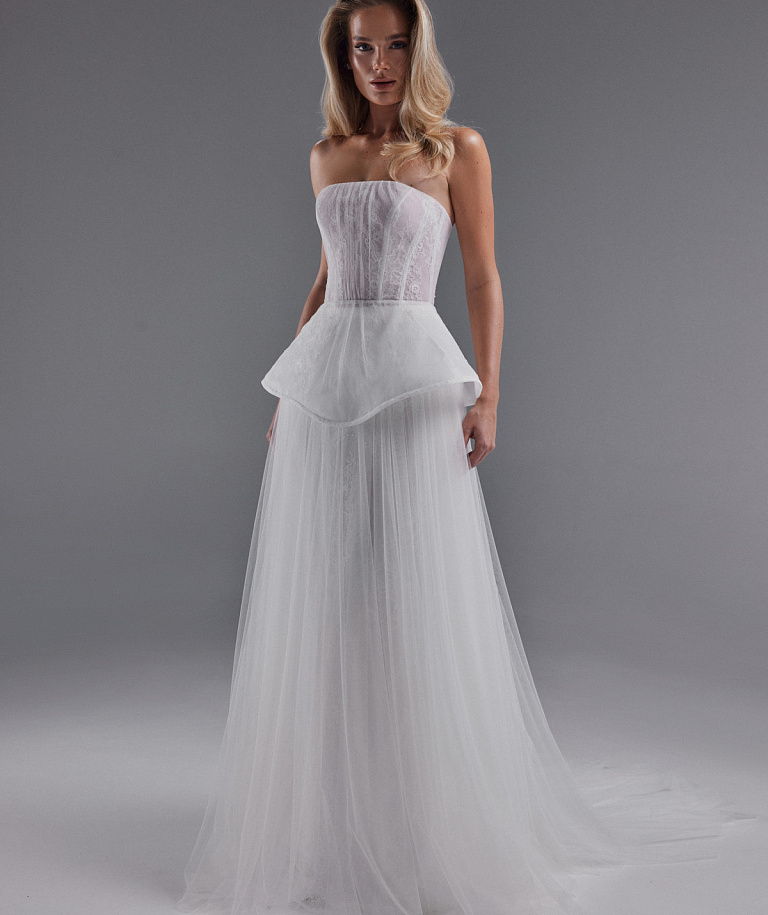 Нежный свадебный комплект с баской