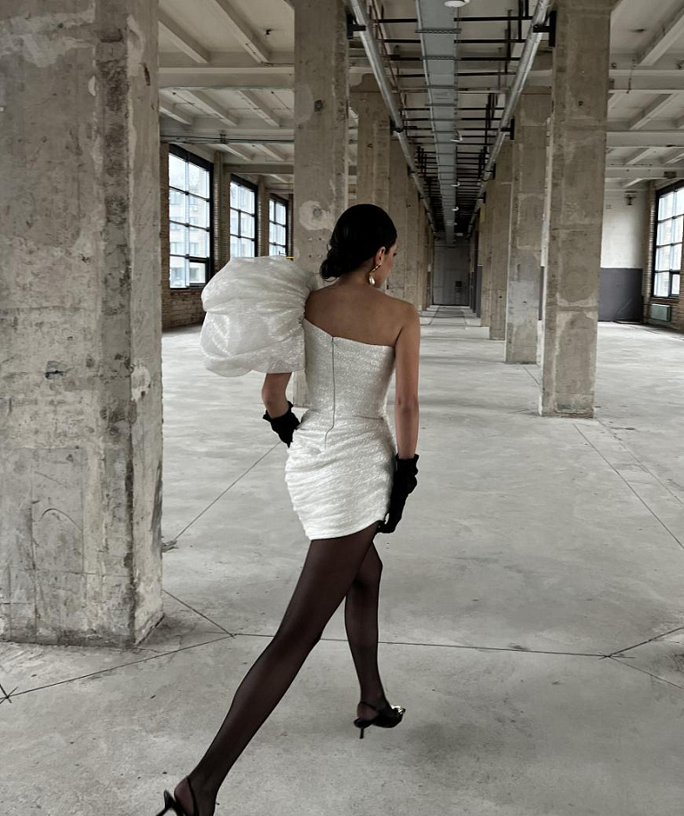 Короткое свадебное платье на одно плечо