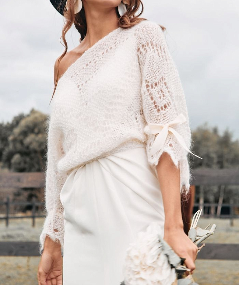 Шерстяной свитер тонкой вязки