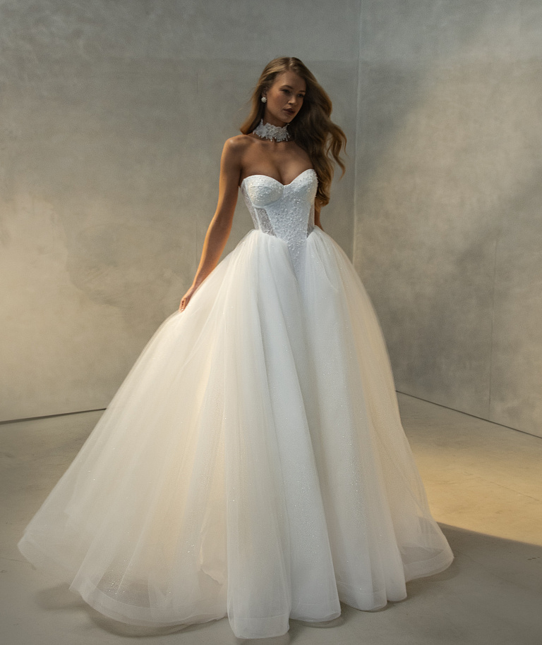 Пышное платье с юбкой из фатина и расшитым корсетом