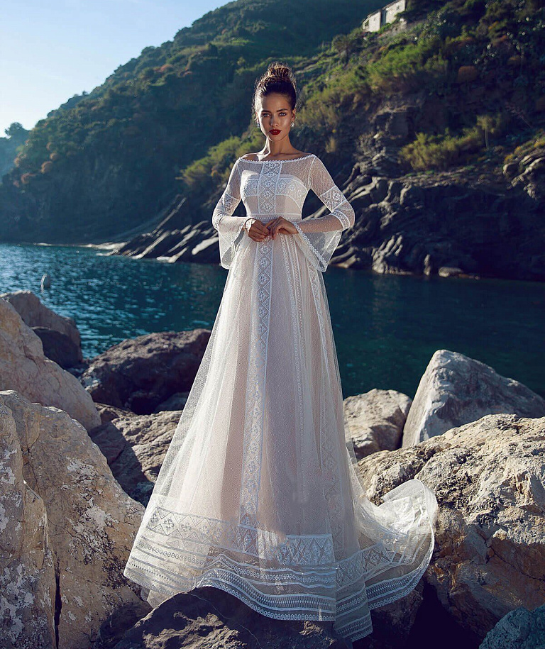 Свадебное платье в рустикальном стиле с рукавами