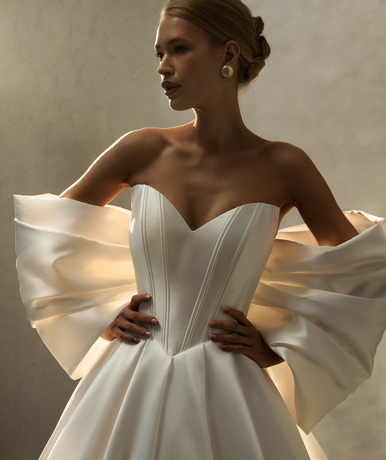 Атласное свадебное платье с объемным бантом