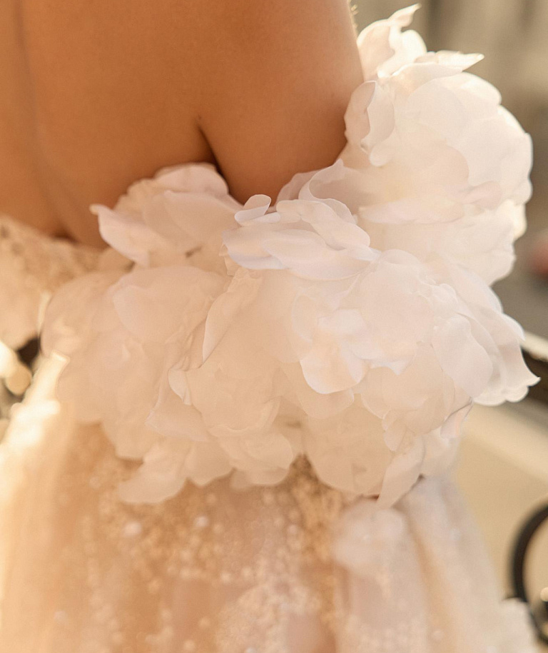 Нежное свадебное платье с декором из 3Д цветов