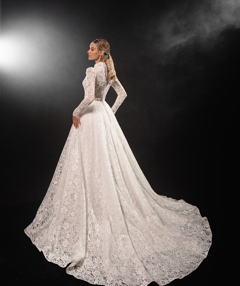 Белое закрытое кружевное платье