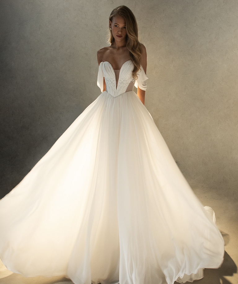 Летящее платье из фатина с ниспадающими бретелями