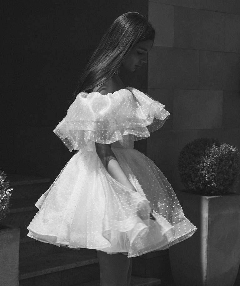 Ассиметричное свадебное платье мини с пышной юбкой