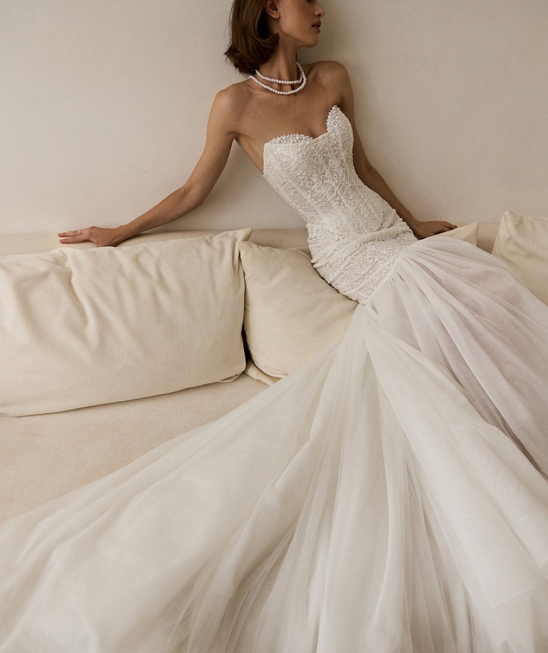 Нежный комплект с кружевным корсетом и юбкой-рыбкой