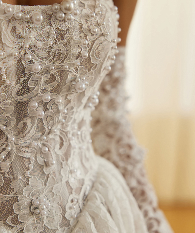 Кружевное корсетное свадебное платье с перчатками