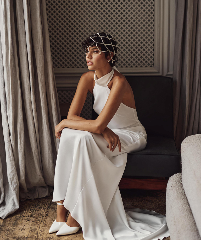 Легкое платье с воротником-стойкой