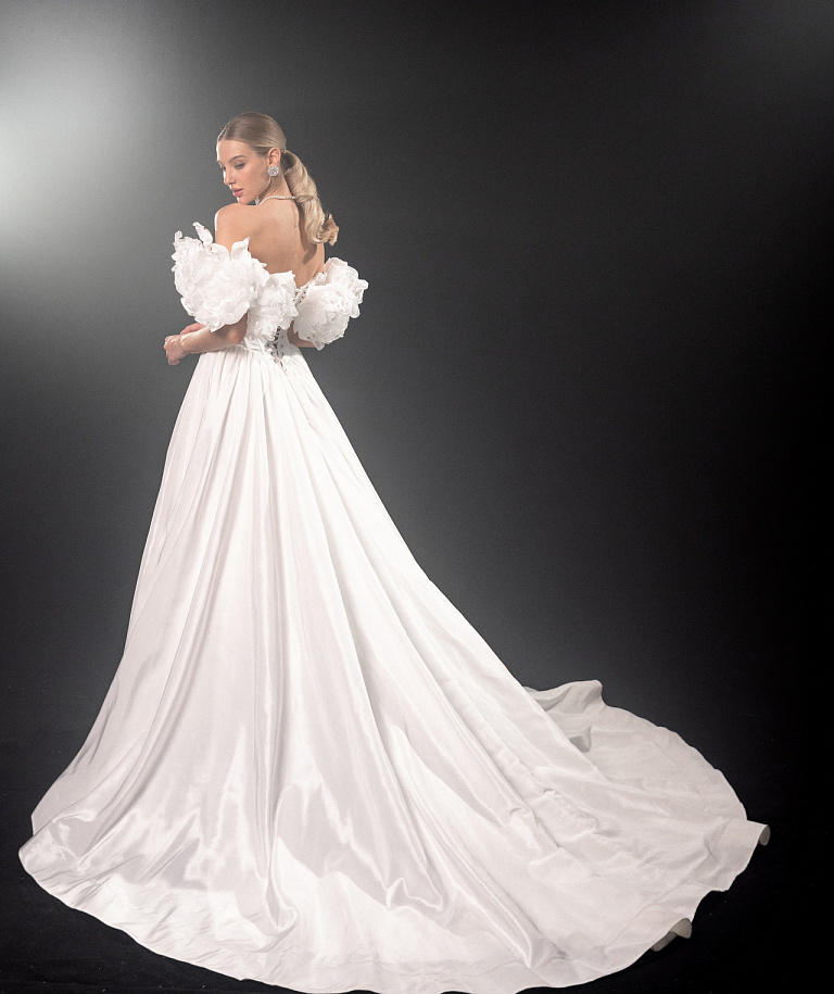 Роскошное свадебное платье силуэта принцесса