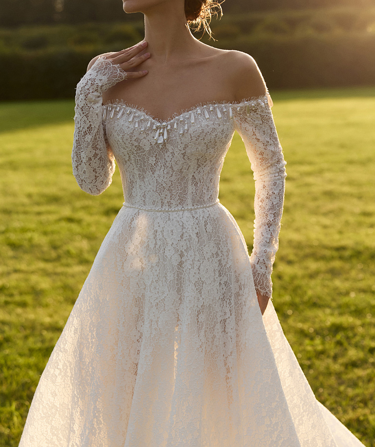 Кружевное свадебное платье с жемчугом