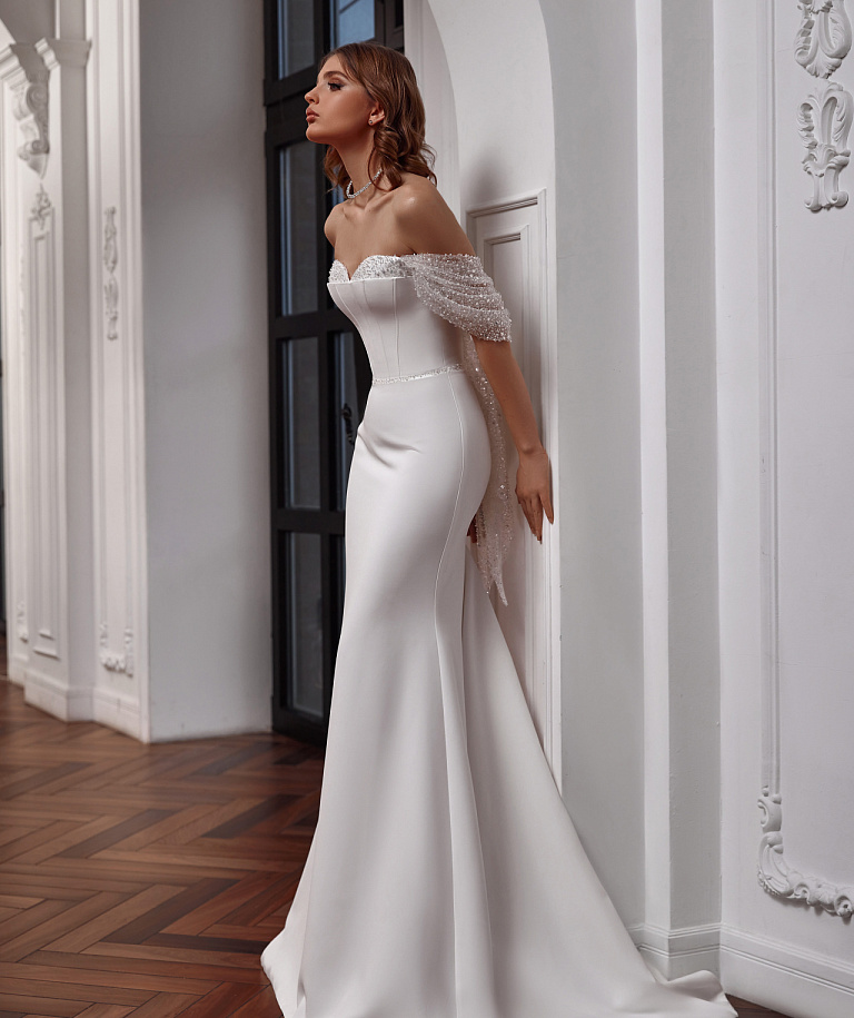 Атласное свадебное платье рыбка с декором по груди