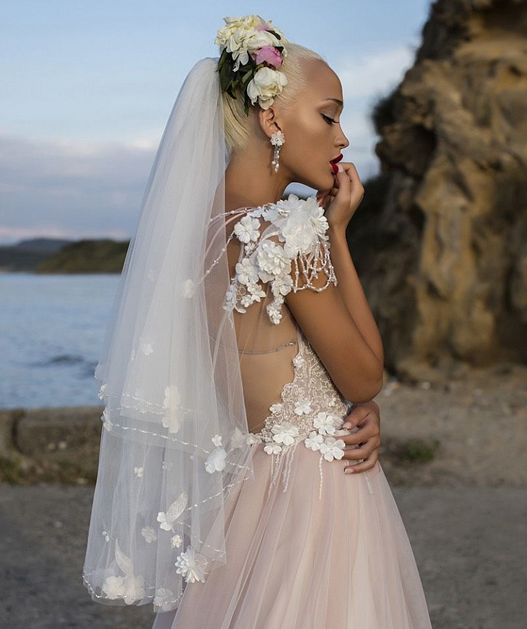 Свадебная фата украшенная цветами