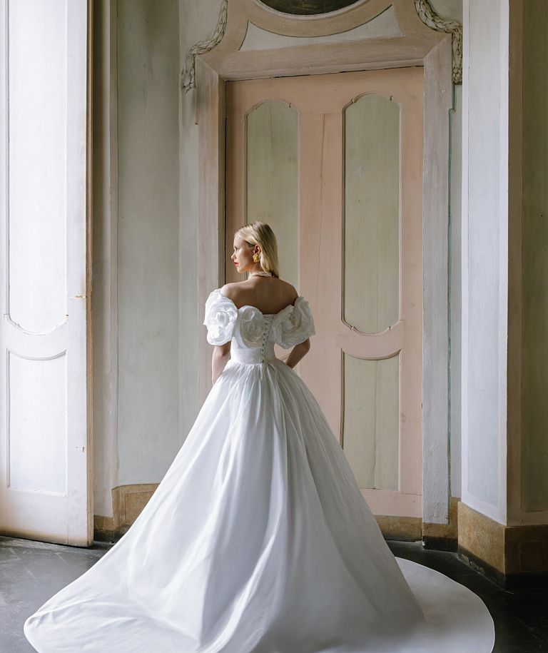 Роскошное свадебное платье из тафты с объемными розами