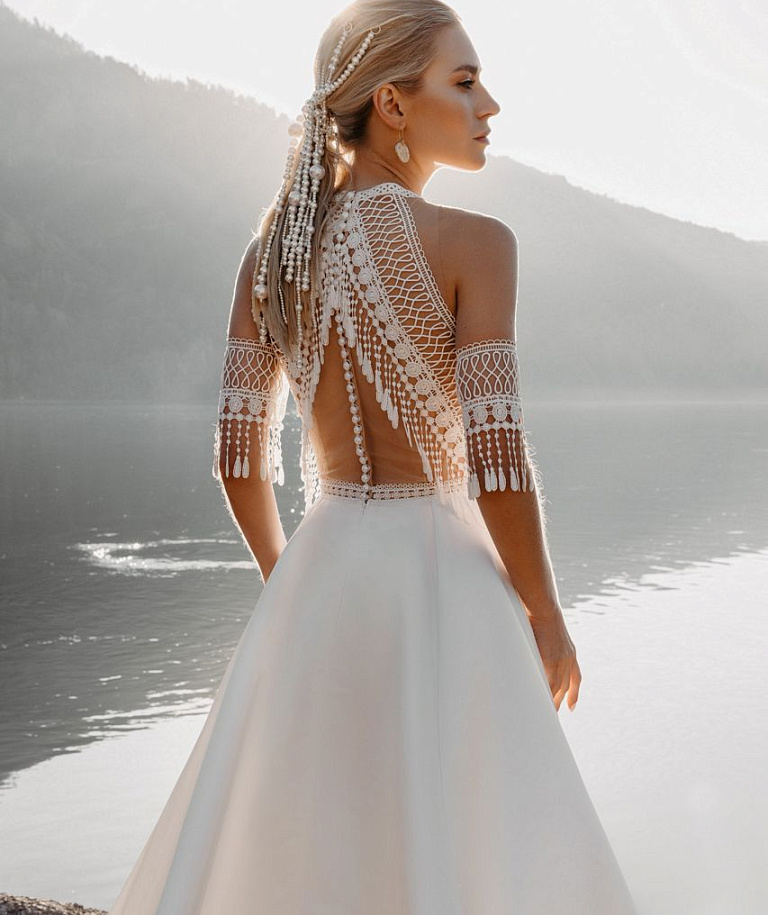 Оригинальное свадебное платья с атласной юбкой