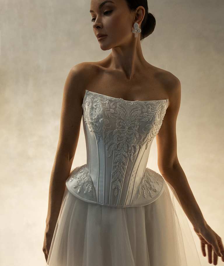 Платье с расшитым корсетом и юбкой из фатина