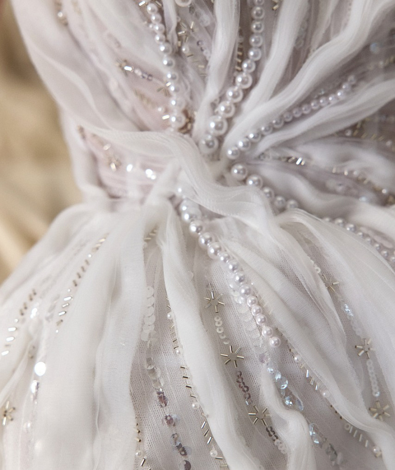 Короткое свадебное платье с жемчугом, пайетками и драпировкой из фатина