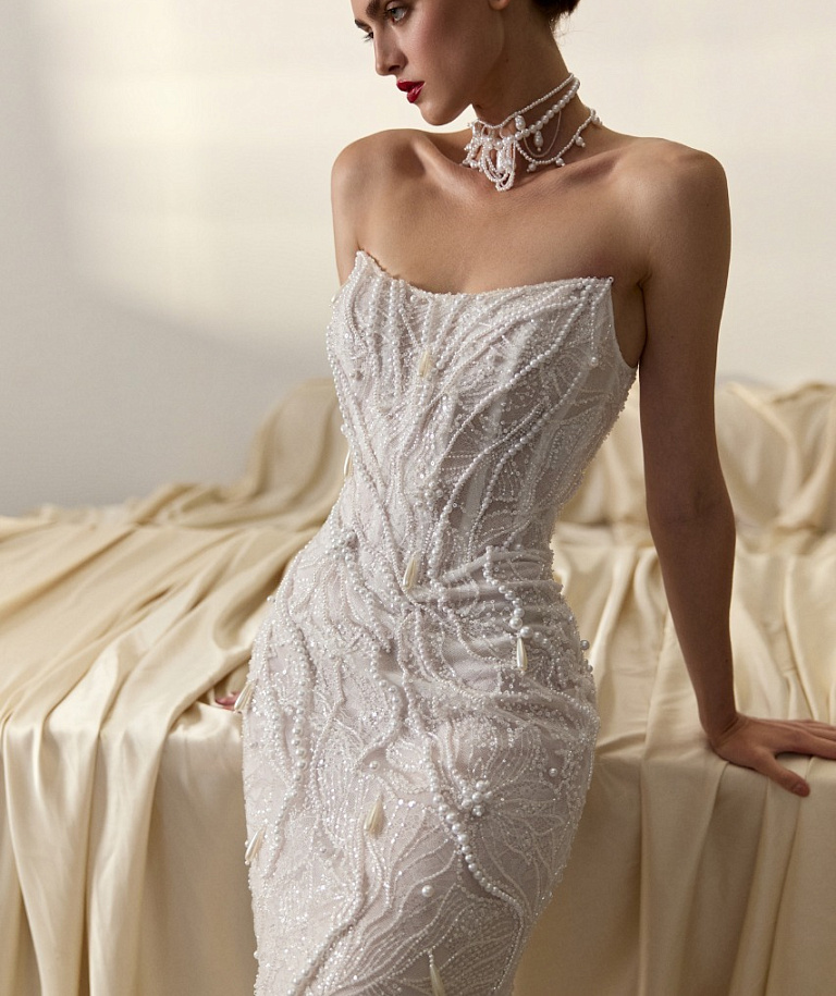 Свадебное платье-русалка из расшитого кружева и декором из жемчуга